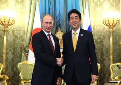 الرئيس الروسي فلاديمير بوتين ورئيس الوزراء اليابانى شينزو آبى