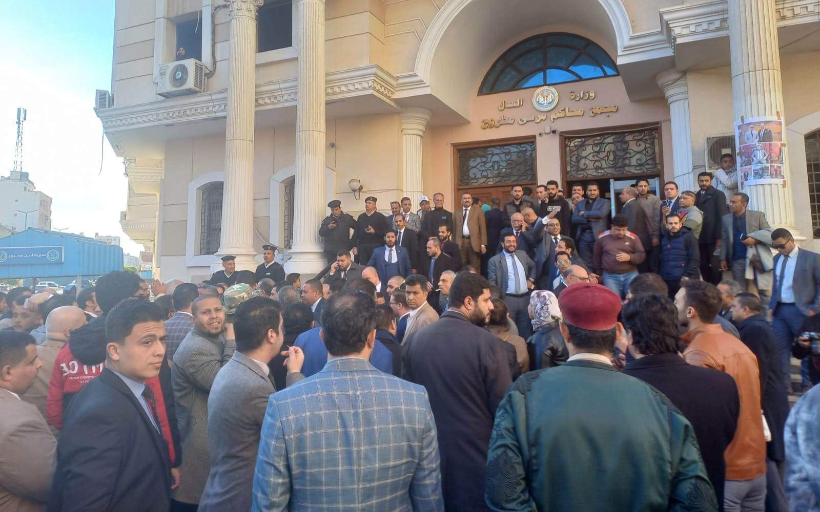 احتشاد مئات المحامين أمام محكمة مرسى مطروح الابتدائية أثناء جلسة أثناء نظر استئناف حبس 6 محامين