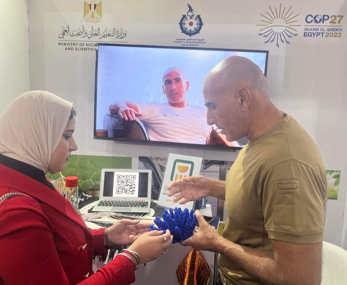 محررة الشروق أثناء حوارها مع الغطاس أحمد جبر