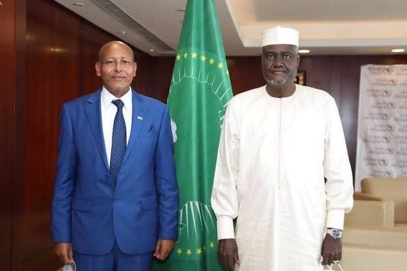 رئيس مفوضية الاتحاد الأفريقي مع السفير الإسرائيلي لدى إثيوبيا وبوروندي وتشاد