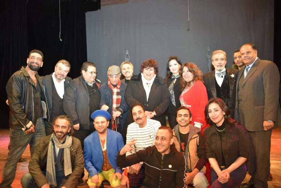 وزيرة الثقافة تشهد العرض المسرحي في انتظار بابا