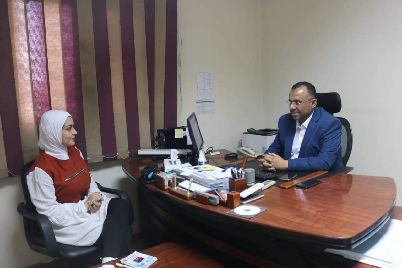 سمير طنطاوي أثناء حواره مع محررة الشروق