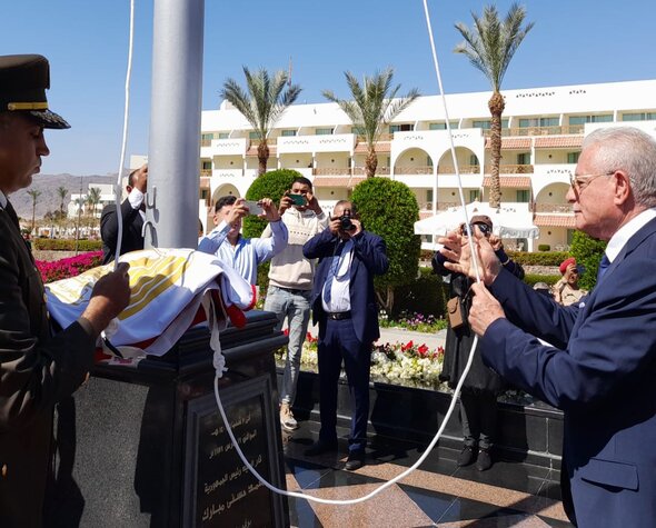 اللواء خالد فودة محافظ جنوب سيناء يرفع العلم المصري على أراضي طابا في ذكرى تحرير طابا