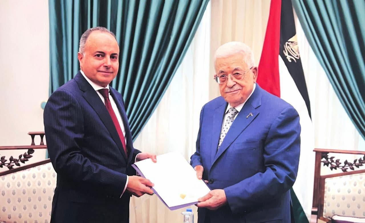 الرئيس الفلسطيني خلال تسلمه دعوة حضور افتتاح المتحف المصري الكبير من السفير إيهاب سليمان