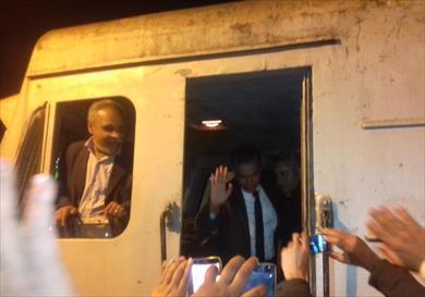 صور وزير النقل يركب جرار قطار النوم من اسوان