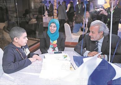 مدير عام «دار الشروق» خلال مشاركته في الاحتفالية مع أحد «أطفال التوحد» - تصوير: إيراهيم عزت