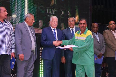 محافظ جنوب سيناء يقرر صرف 100 ألف جنيه مكافئة لعمال النظافة بمدينة شرم الشيخ