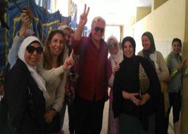 يصوت بالداخل