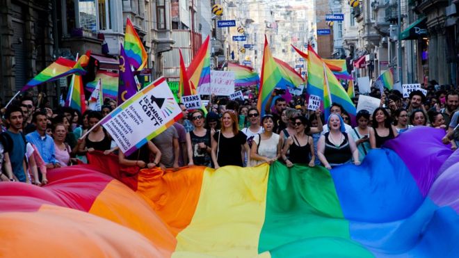 يقول نشطاء في الدفاع عن حقوق المثليين جنسيا إنهم يواجهون تقليصا في حقوقهم في ظل حكومة أردوغان