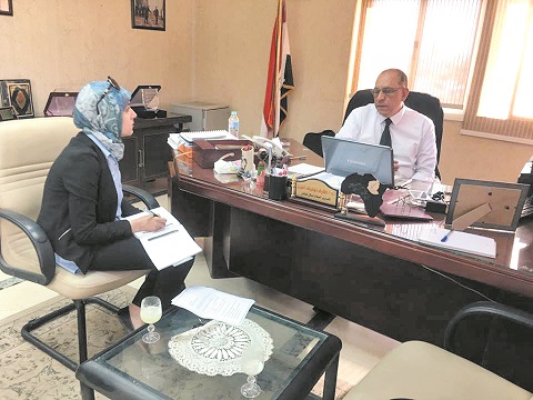 محررة الشروق أثناء حوارها مع نائب الوزير