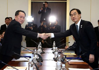 تشو ميونج جيون وزير الوحدة الكوري الجنوبي يصافح نظيره الشمالي ري سون جاون