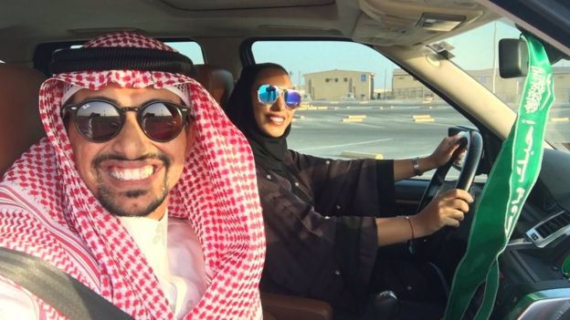 الصورة التي نشرها فيصل بادغيش والتي تظهره وهو يدرب زوجته على القيادة