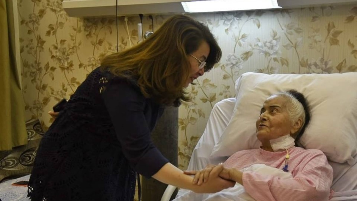 غادة والي أثناء زيارتها للفنانة الراحلة