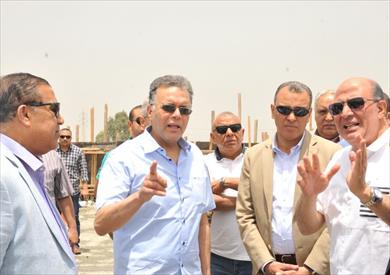 وزير النقل أثناء تفقده أعمال الطريق