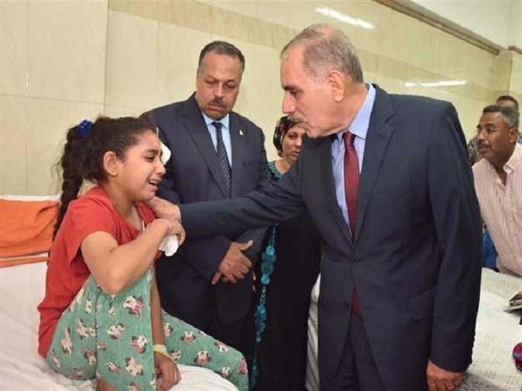 محافظ أسيوط أثناء زيارته للطالبة في مستشفى اسيوط الجامعي