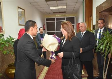 غادة والي خلال زيارتها للشرقية لافتتاح مشروعات في قطاع التضامن الإجتماعي بحضور المحافظ ومدير الأمن