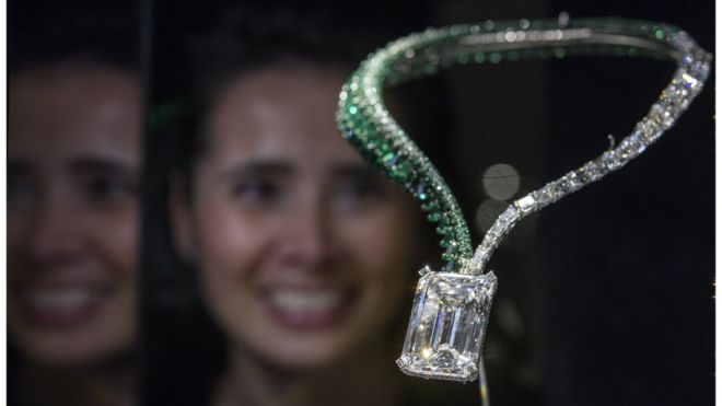 صمم القلادة صانع المجوهرات السويسري دي غريسوغونو، واستغرق تصميمها 1700 ساعة، بحسب دار "كريستيز".