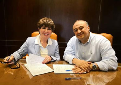 نجوى إبراهيم أثناء توقيغ العقد