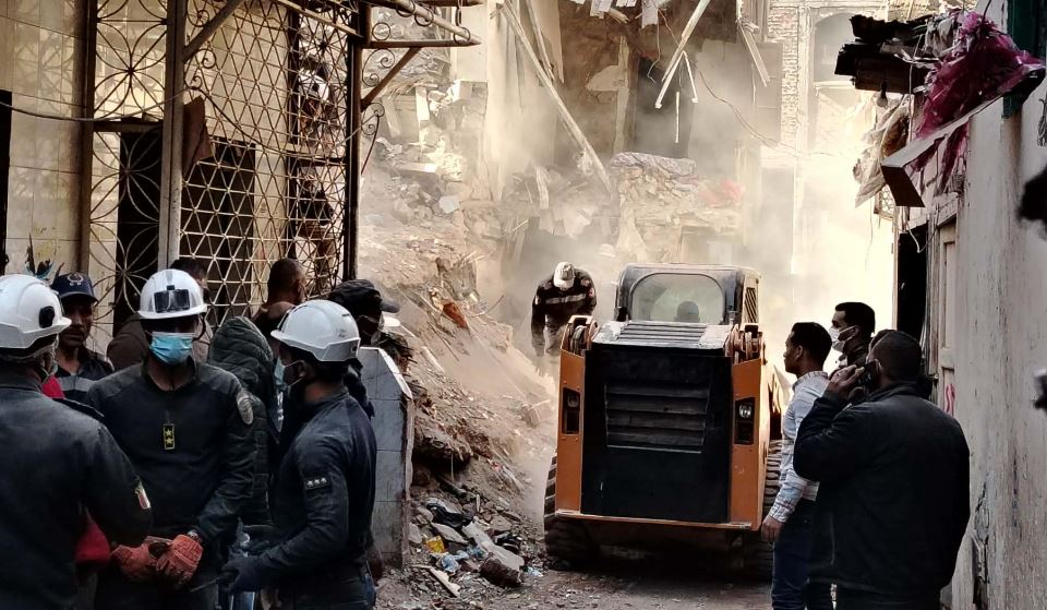 انهيار عقار إمبابة.. الشارع يتحول لسرادق عزاء وسط الحطام والبحث عن جثامين السكان 