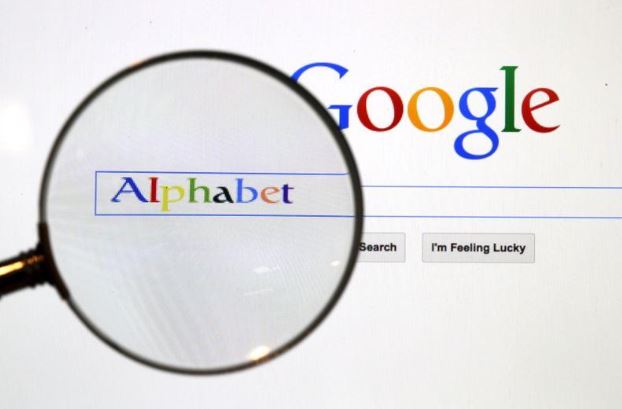 اسم شركة ألفابت يظهر في محرك البحث جوجل في صورة من أرشيف رويترز
