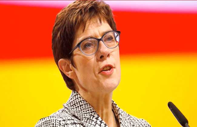 وزيرة الدفاع الألمانية أنيجريت كرامب كارينباور