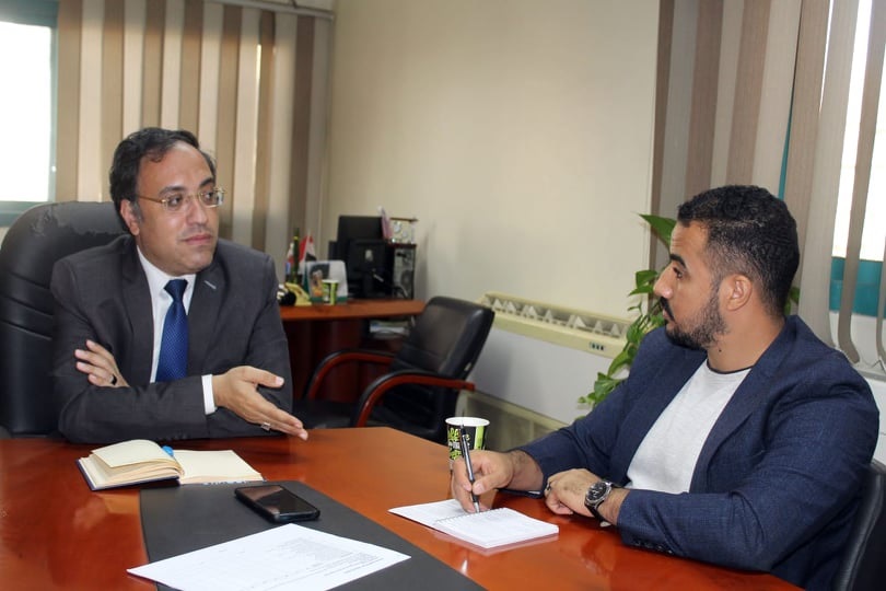 الدكتور مصطفى مراد، رئيس قطاع نوعية الهواء مع محرر الشروق