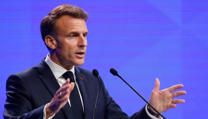 ماكرون يقول إن الضغط الأوروبي أجبر ترامب على التراجع عن السيطرة على جرينلاند 