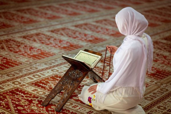 هل تبطل صلاة المرأة حال خروجها للصلاة بالمسجد متعطرة؟ 