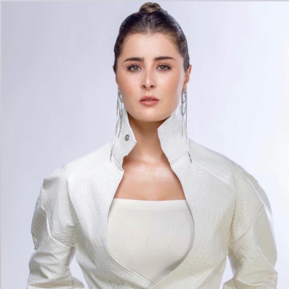 الفنانة عائشة بن احمد