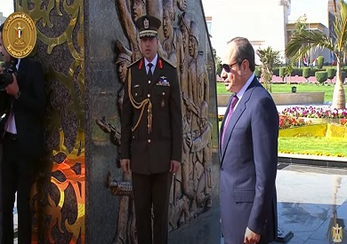 الرئيس السيسي يضع إكليلا من الزهور على النصب التذكاري لشهداء الشرطة