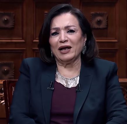 منى ذو الفقار: ربنا خلقني محامية.. ووالدتي حافظت على تماسكنا بعد زواج والدي من شادية 