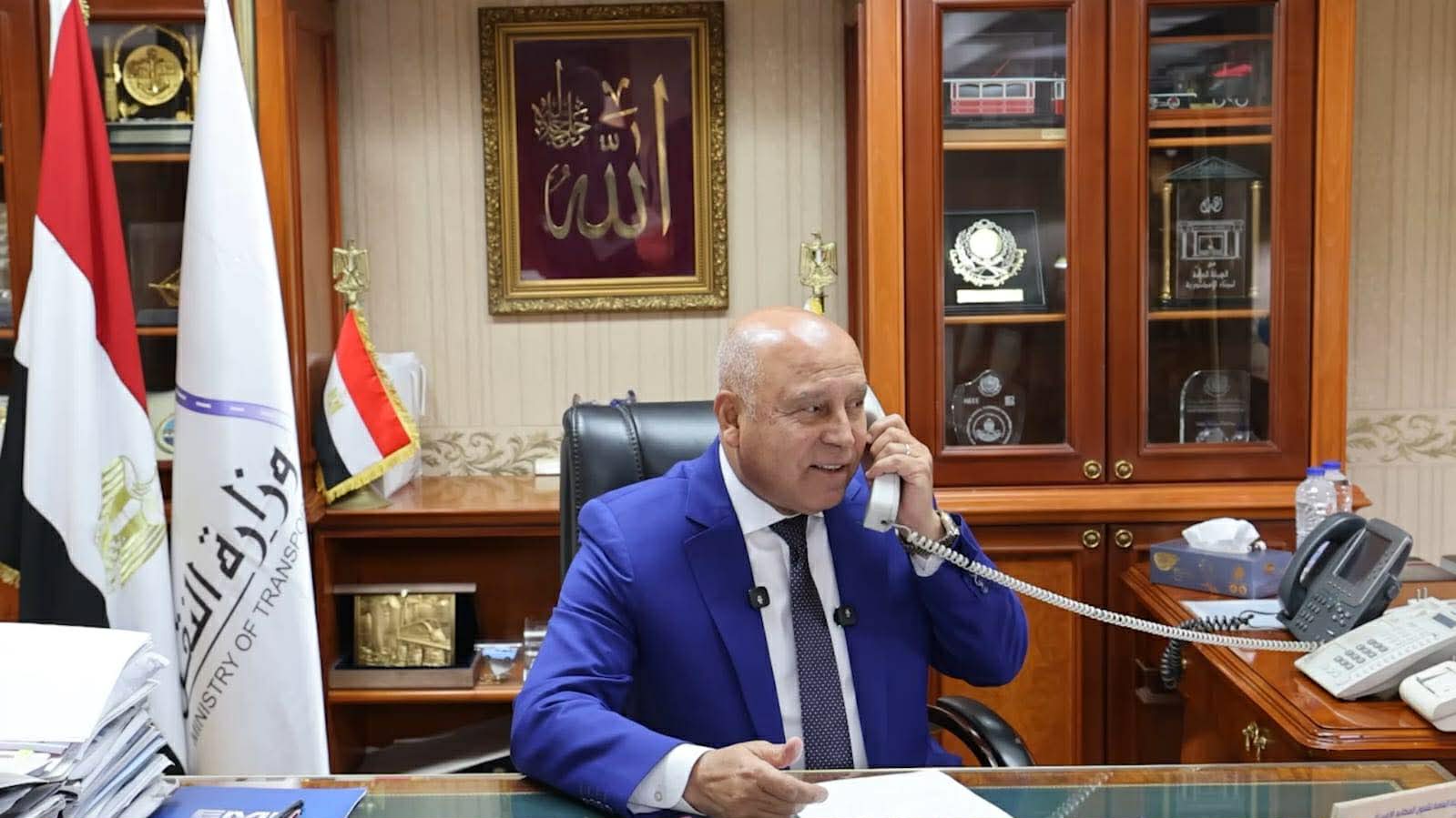 بعد تصديها لرشق قطار بالحجارة.. وزير النقل يهاتف سيدة أسوان ويقرر تكريمها