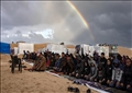 نازحون فلسطينيون، يؤدون صلاة عيد الفطر بالقرب من الحدود المصرية، في مخيم رفح بجنوب قطاع غزة
