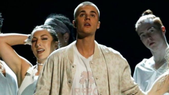 يحتل بيبر أول مركزين في القائمة