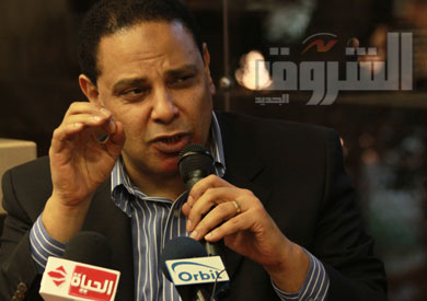 الأسوانى يتحدث لجمهوره أثناء ندوته بالأسكندرية _ تصوير : عمرو صلاح الدين