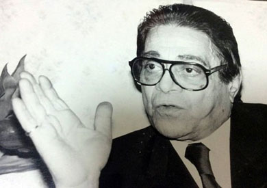 نجل الفنان توفيق الدقن يهدي مكتبة الإسكندرية المقتنيات الخاصة به