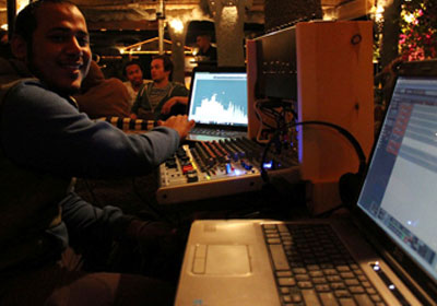 محمد حسن يجلس خلف جهاز الصوت خلال الحفلة   _ خاص الشروق