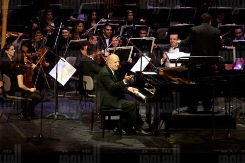 الموسيقار الكبير يرد على تحية الجمهور - تصوير: أحمد عبد الفتاح