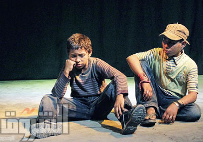 طفلان يؤديان دور اطفال الشوارع في مسرحية (مشاهد) امس الاول      تصوير-روجيه انيس