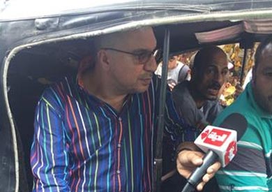 عمرو الليثى في السوق بالتوك توك