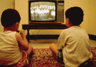 ارشيفية لأطفال يشاهدون التلفاز