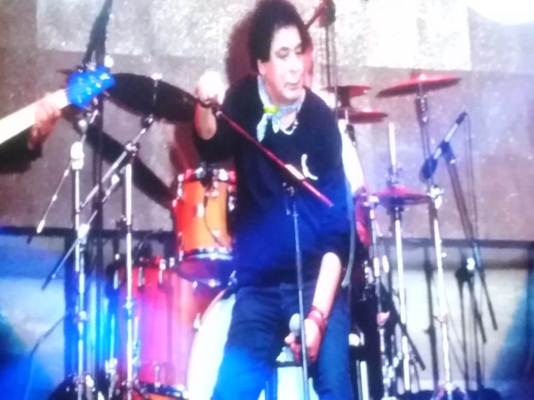 He entertains the audience with his songs.. Touching news of Muhammad Mounir in Jeddah Concert