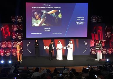 على صبحى اثناء استلامه جائزة افضل ممثل