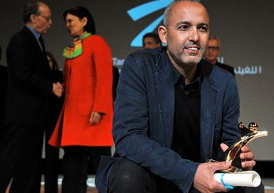 المغربي محمد مفتكر (يمين) مع جائزته