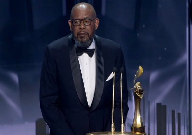 الممثل الأمريكي فوريست ويتكر يفوز بجائزة الإنجاز مدى الحياة حفل Joy award 
