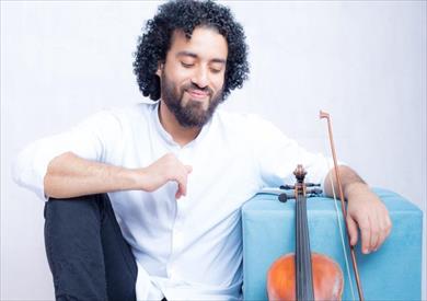 عازف الكمان أحمد منيب. (تصوير- آية عبدالرحمن)