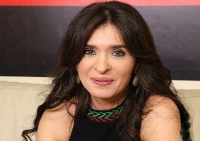 الفنانة دينا