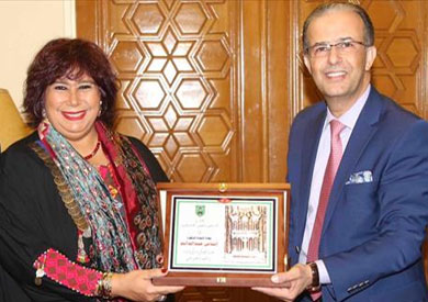 ايمن تيسير عميد كلية الفنون والتصميم مع ايناس عبد الدايم