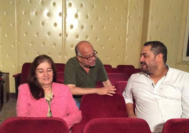 معد البرنامج مع ضيفيه