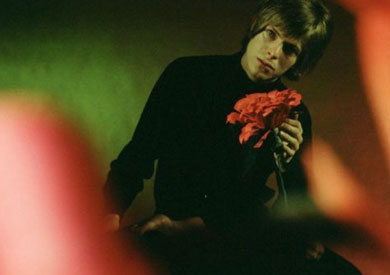 ولد ديفيد بوِي باسم ديفيد جونز في بريكستون بلندن، وأول ألبوم له كان بعنوان "ليزا جين/لوي لوي غو هوم" في يونيو/تموز عام 1964 باسم ديفي جونز